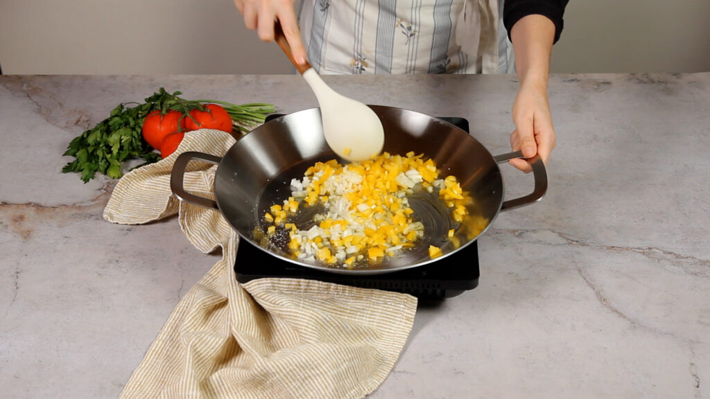 Preparar el sofrito de verduras