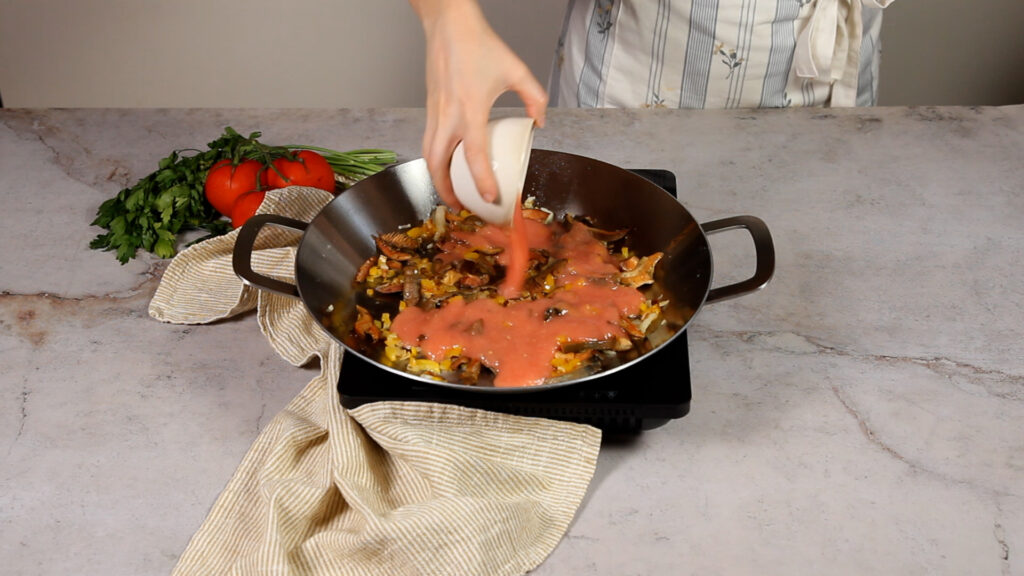 Añade el tomate triturado