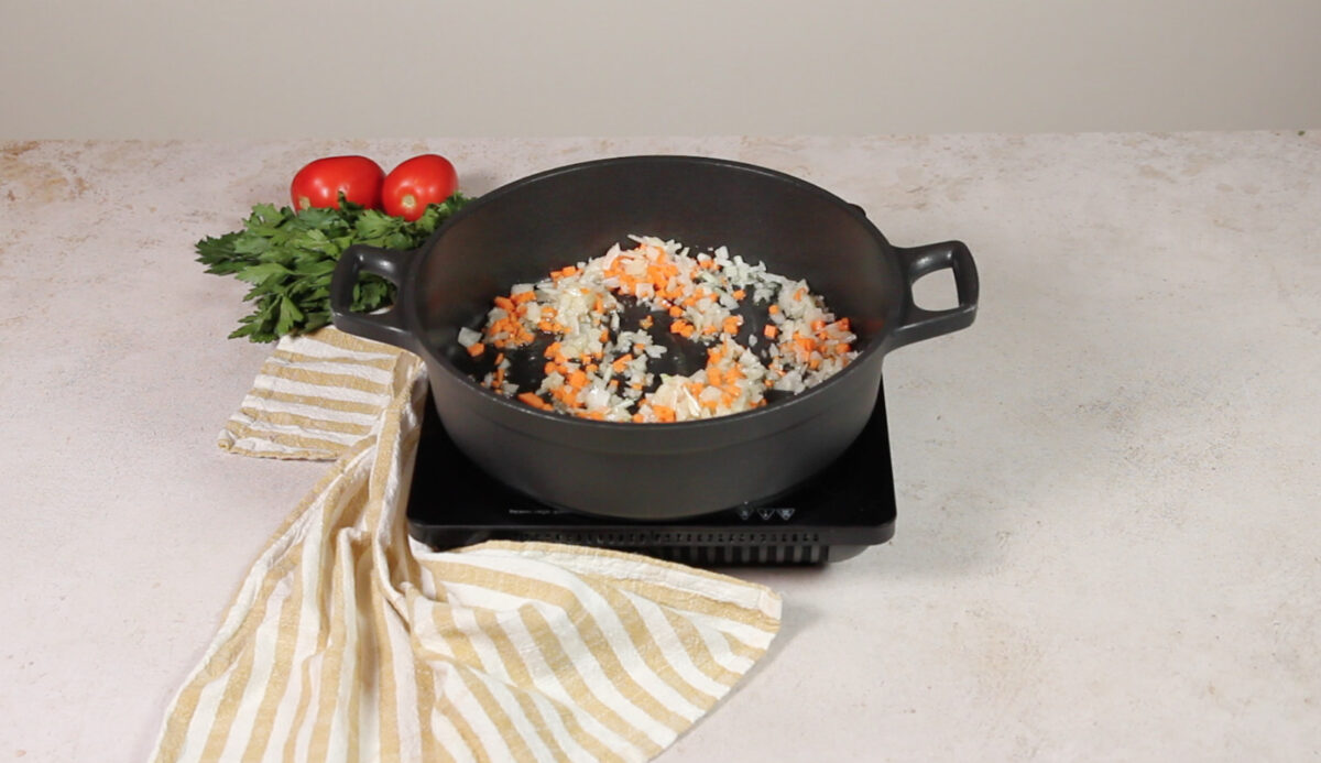 Preparar el sofrito con cebolla y zanahoria