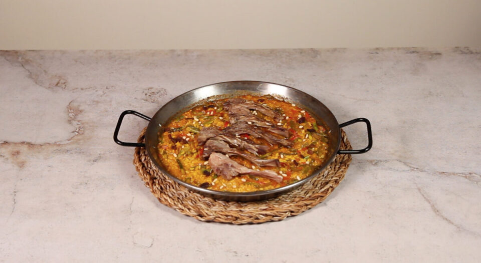 Servir arroz con chuletitas de cordero