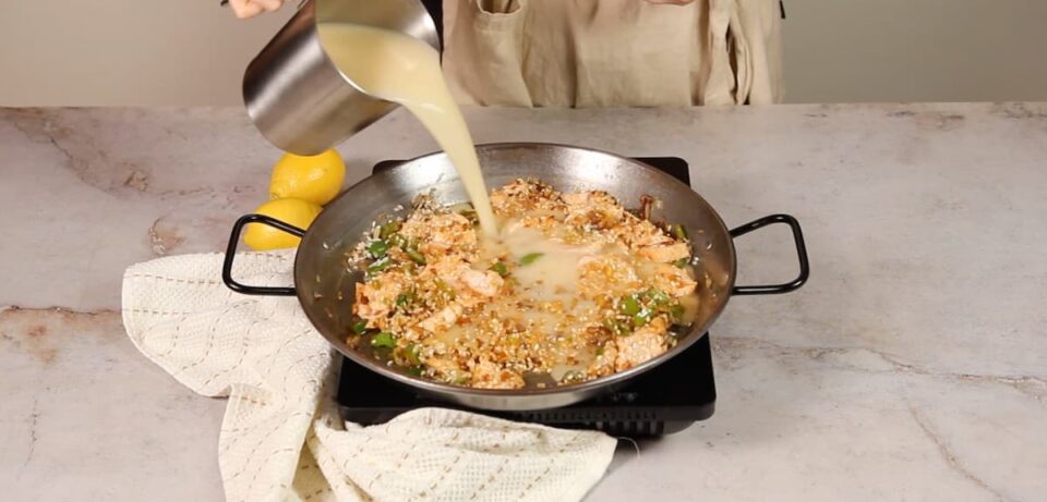 Añadir el arroz y el caldo