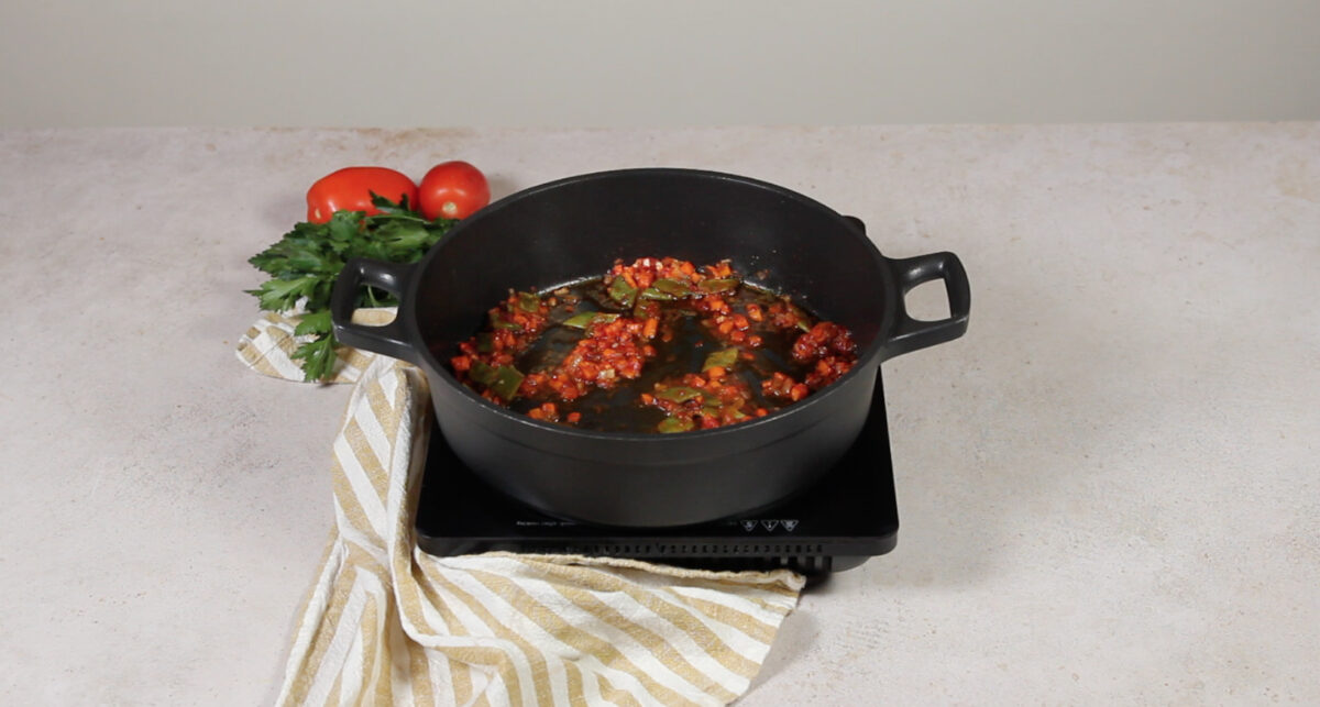 Preparar el sofrito con las verduras