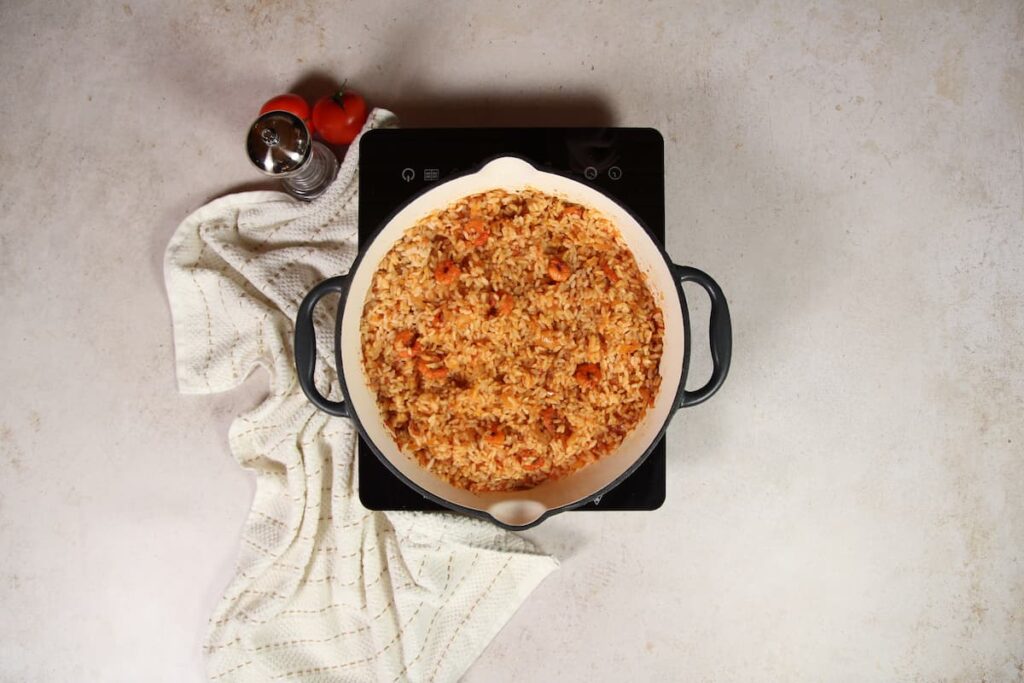 Integrar el arroz y los camarones
