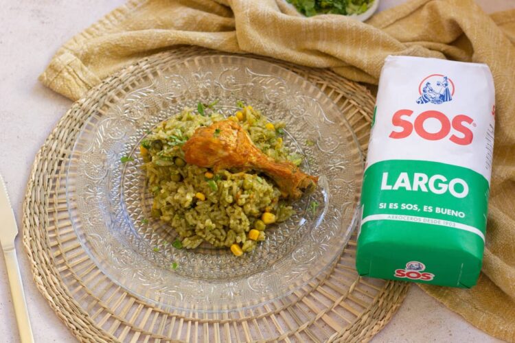 Foto de Arroz con pollo peruano: Sabores de la tradición