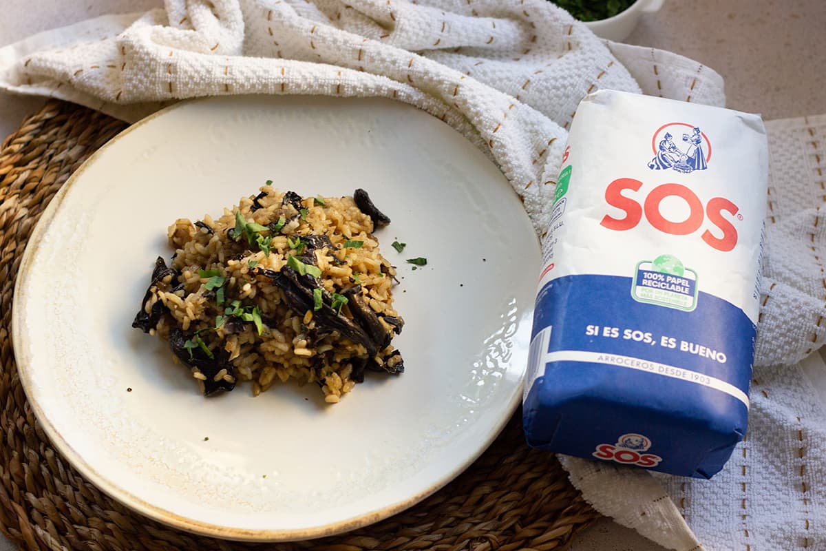 Arroz con trompetas de la muerte del bosque