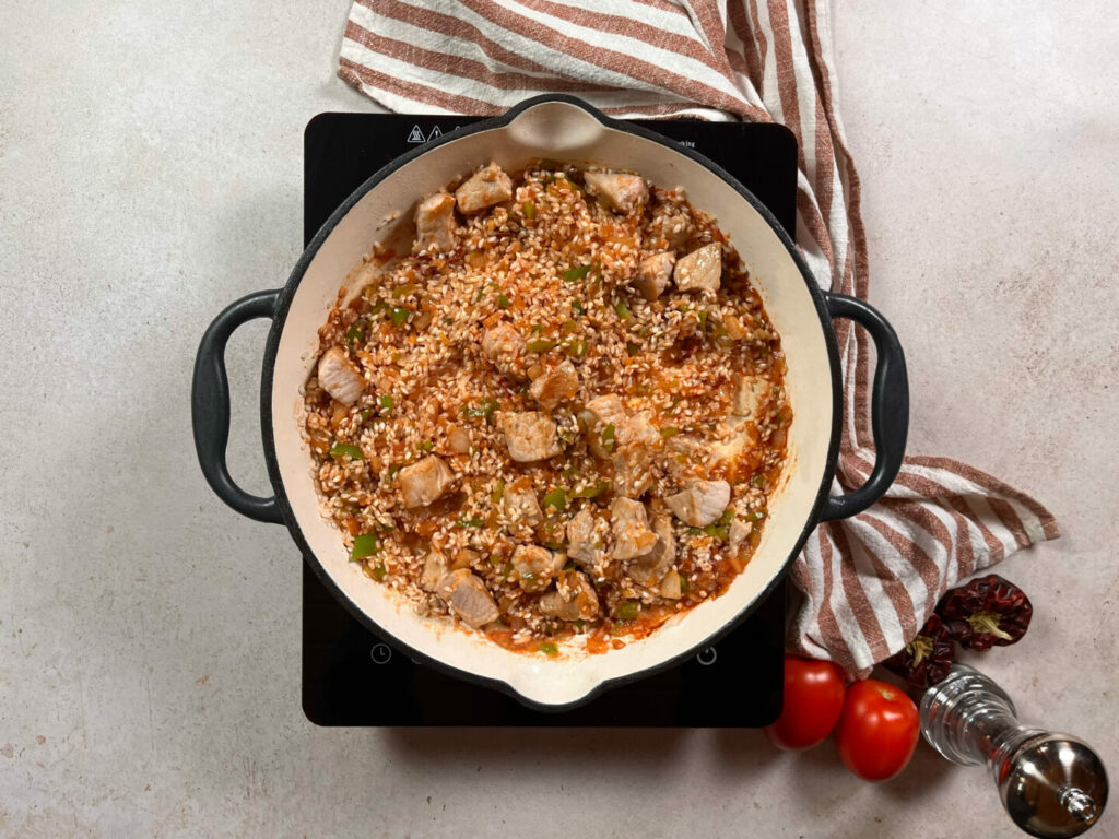 Dejar cocinar el arroz junto al resto de ingredientes