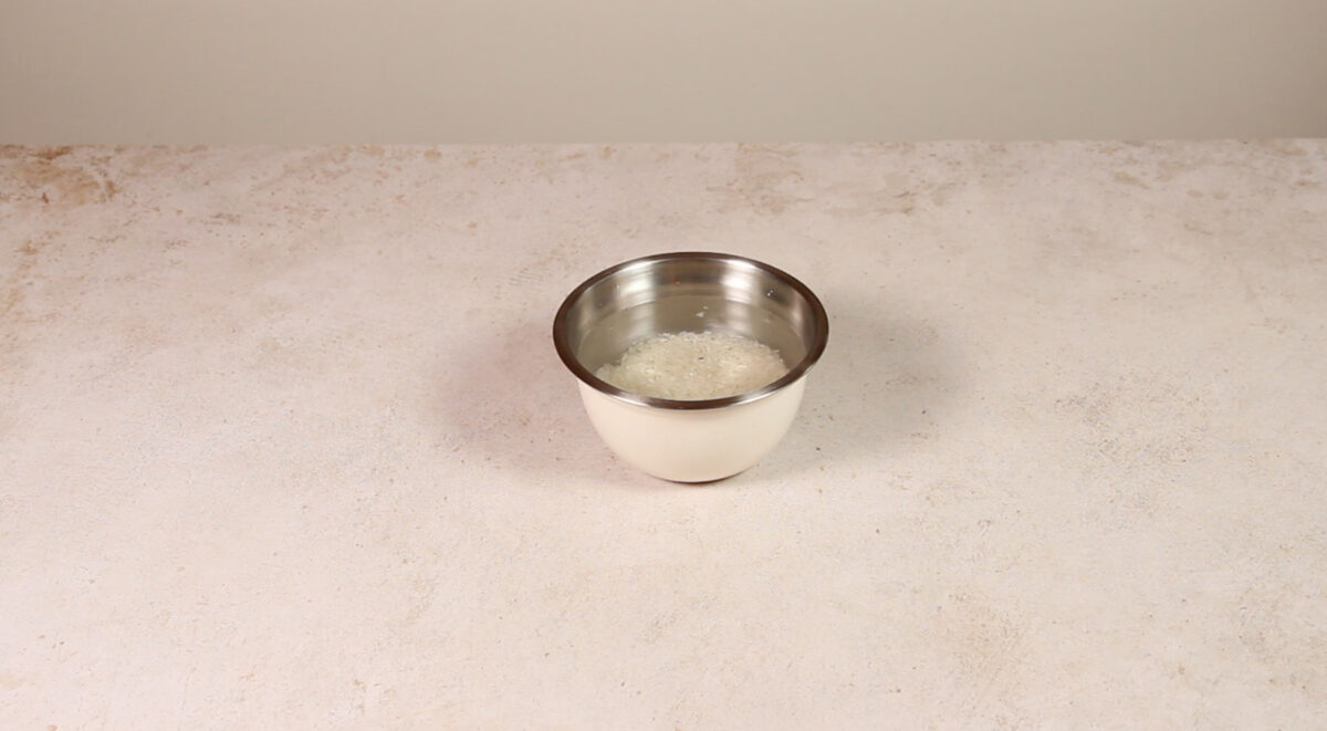 Remojar el arroz en agua
