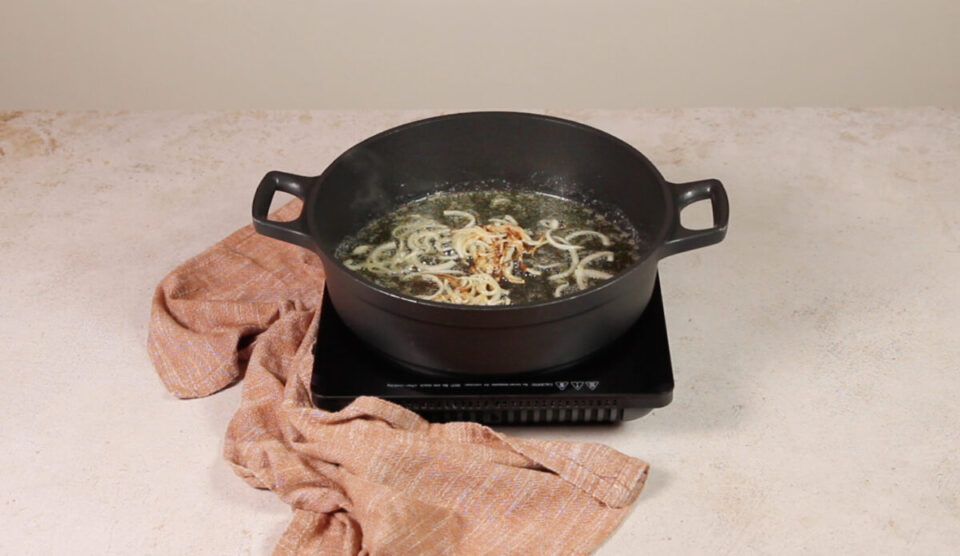 Sofríe la cebolla en mantequilla y aceite