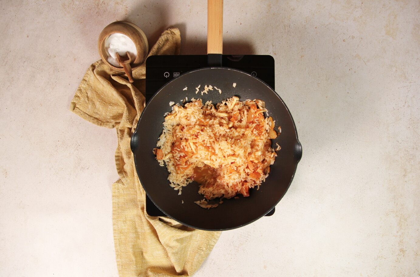 Añadir el arroz cocido y los champiñones