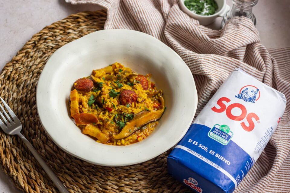 Arroz montañés con setas y carne al estilo tradicional