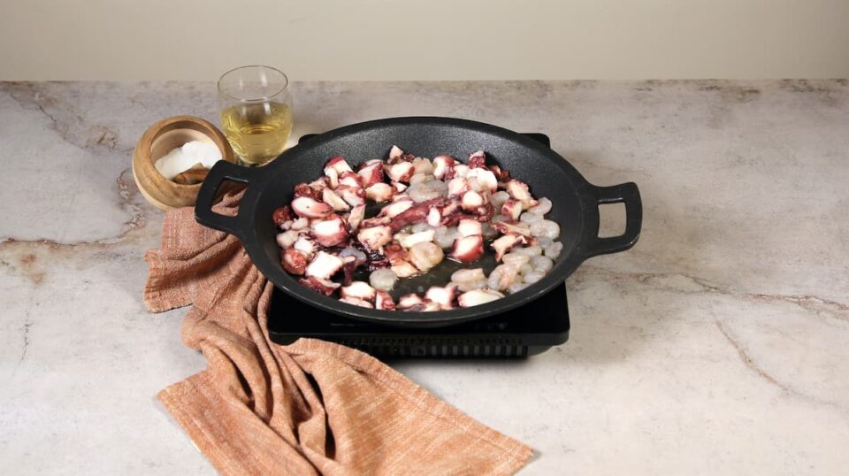 Cocinar del pulpo y las gambas