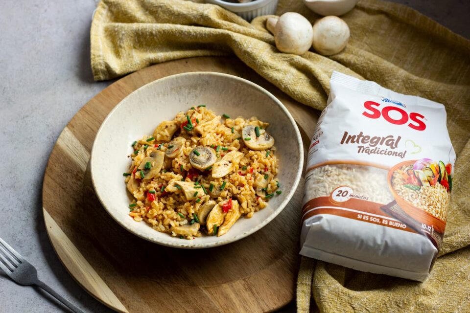 Arroz con pollo y champiñones que reconforta