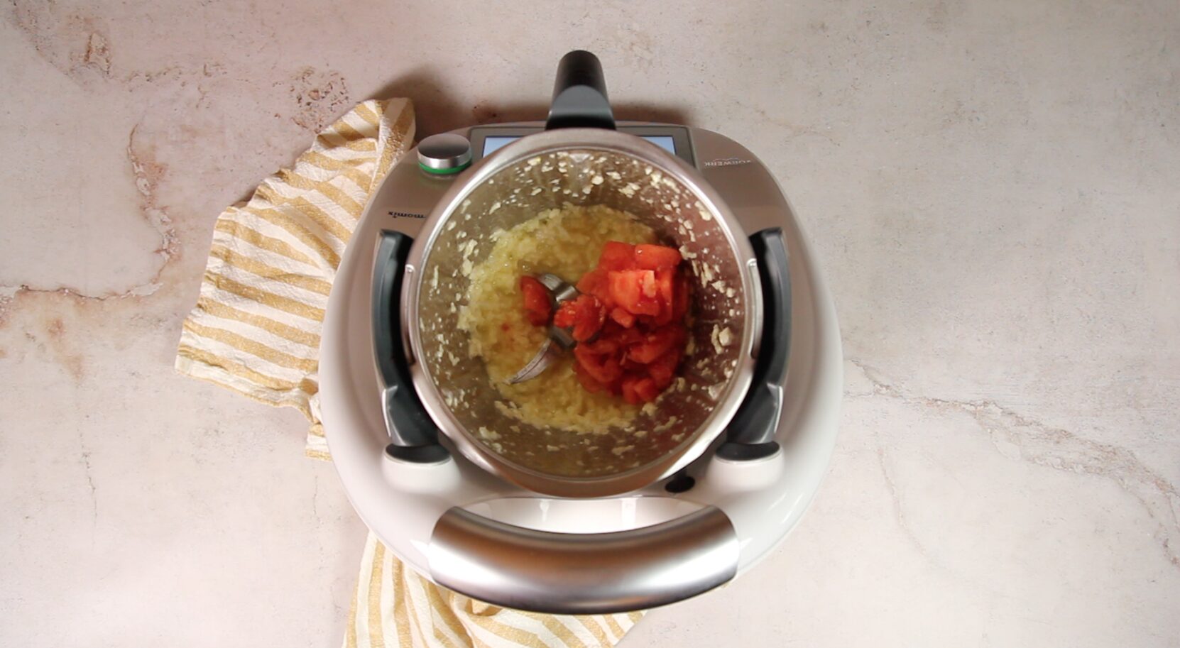 Añadir el tomate troceado y el pimiento del piquillo