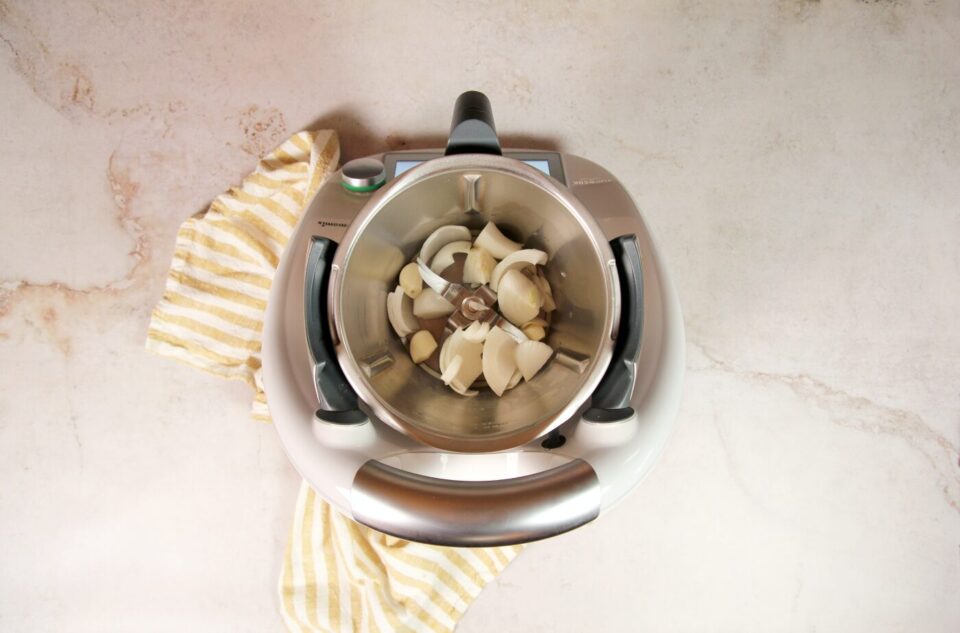 Agregar cebolla y ajo al vaso de la Thermomix