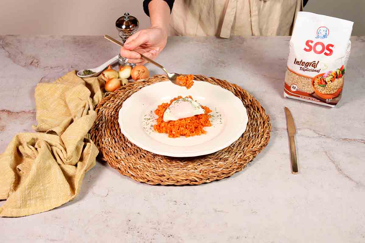 Paso a paso arroz con tomate y huevo emplatar