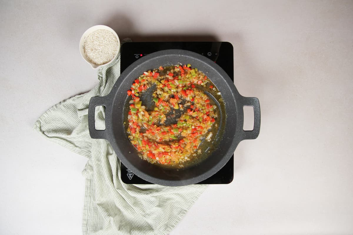 Hacer el sofrito de verduras