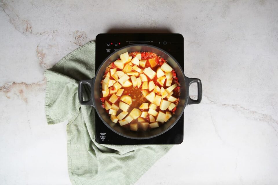 Añadiendo las patatas y el azafrán