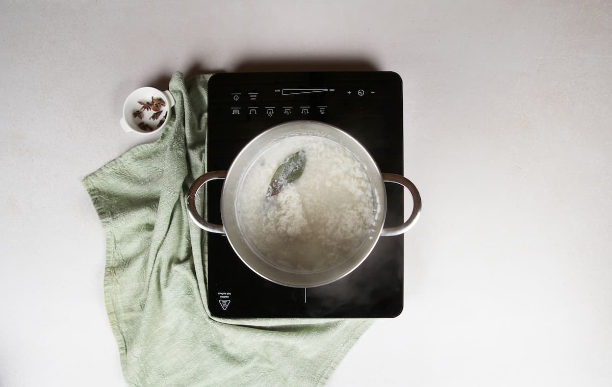 Cocinado del arroz y de la cebolla