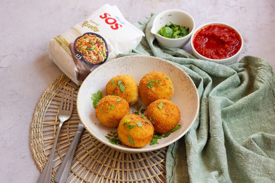 Arancini deliciosos y crujientes de arroz