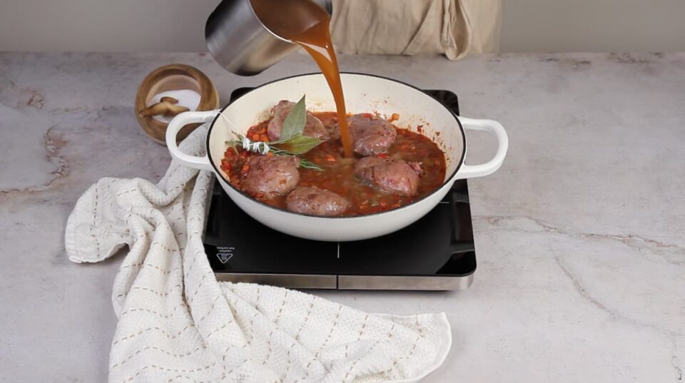 Añadir el caldo y cocinar la carne