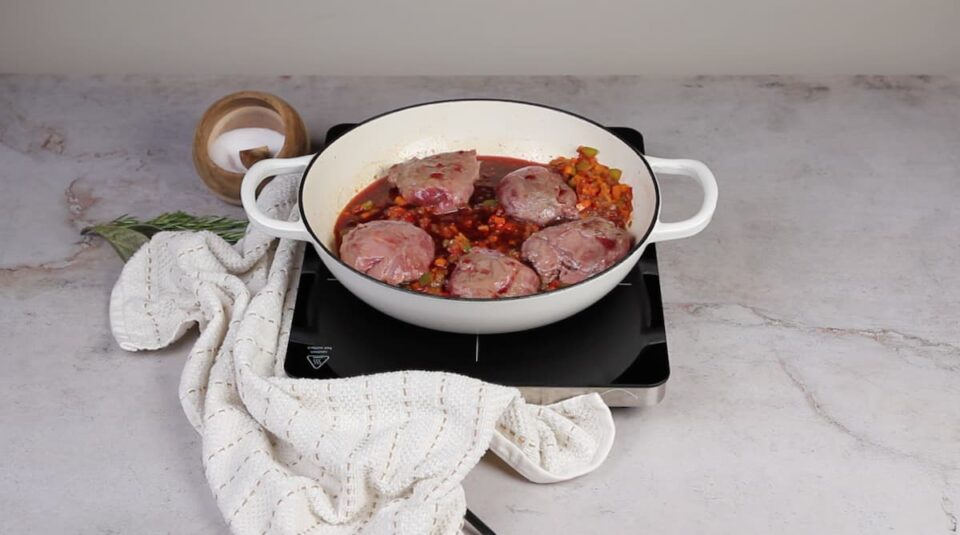 Agregar el vino tinto y cocinar a fuego lento