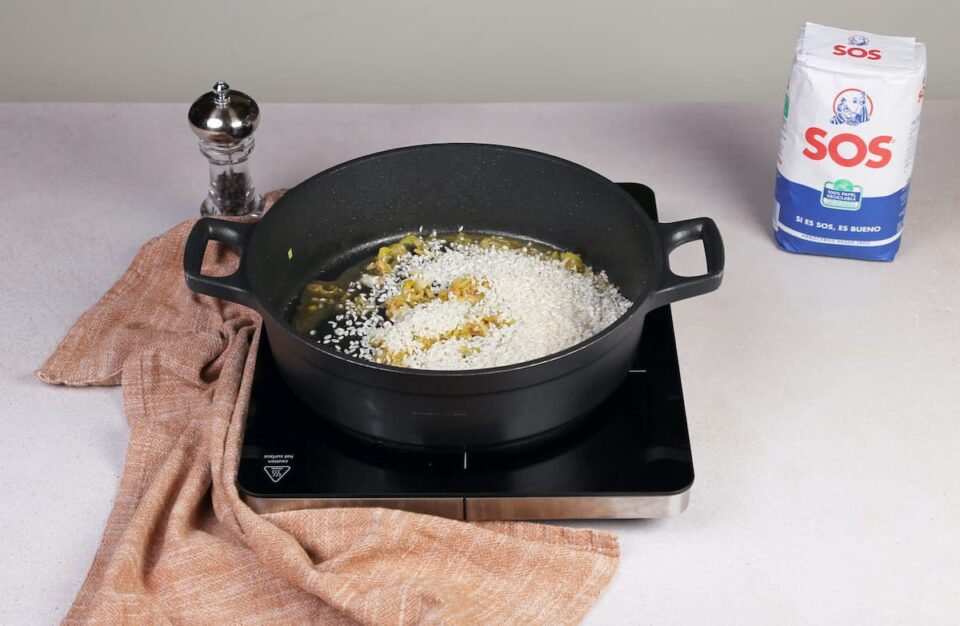 Incorporación del arroz y el caldo