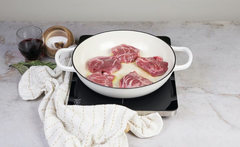 Dorar la carne y reservar