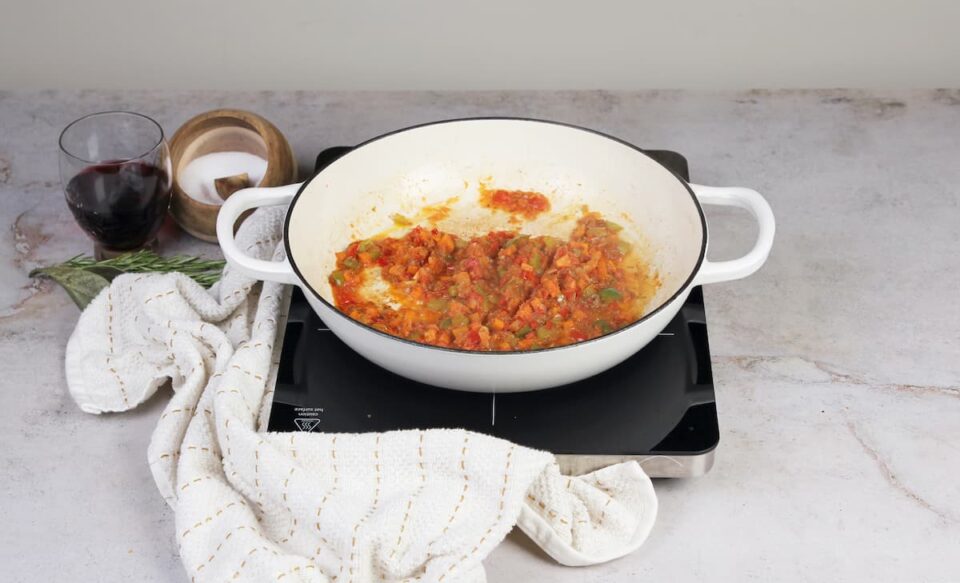 Preparar el sofrito con las verduras