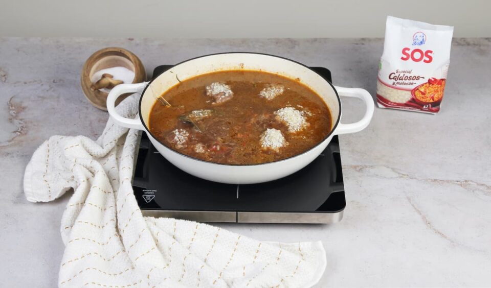 Incorporar el arroz y cocinar hasta que esté hecho