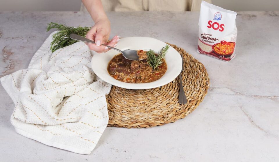 Decorar con romero y servir