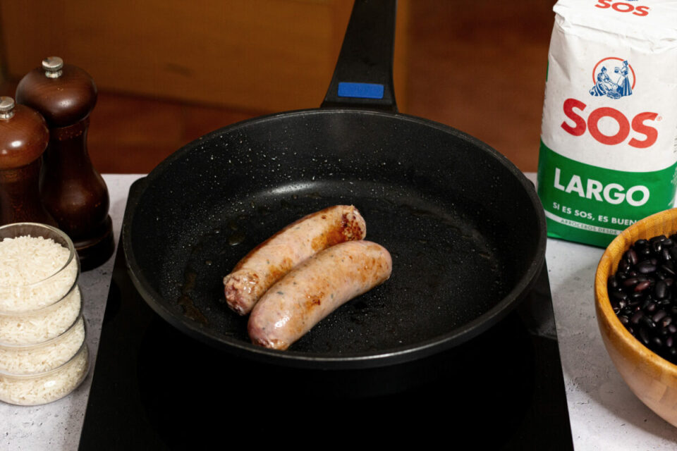 Sellar la carne para la feijoada