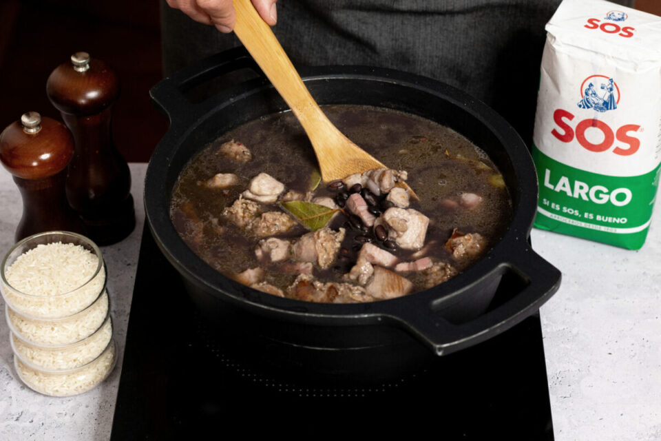 Cocinar las carnes de la feijoada