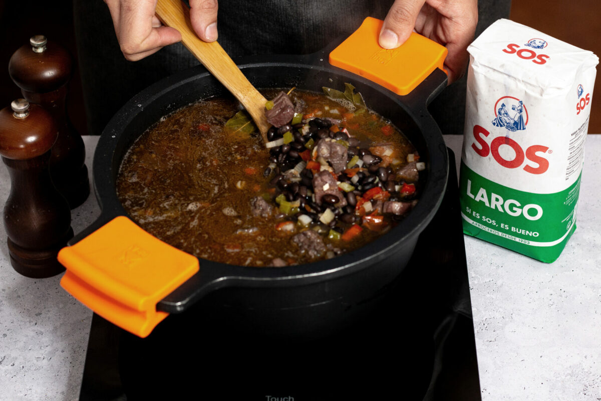 Dejar cocinar los frijoles