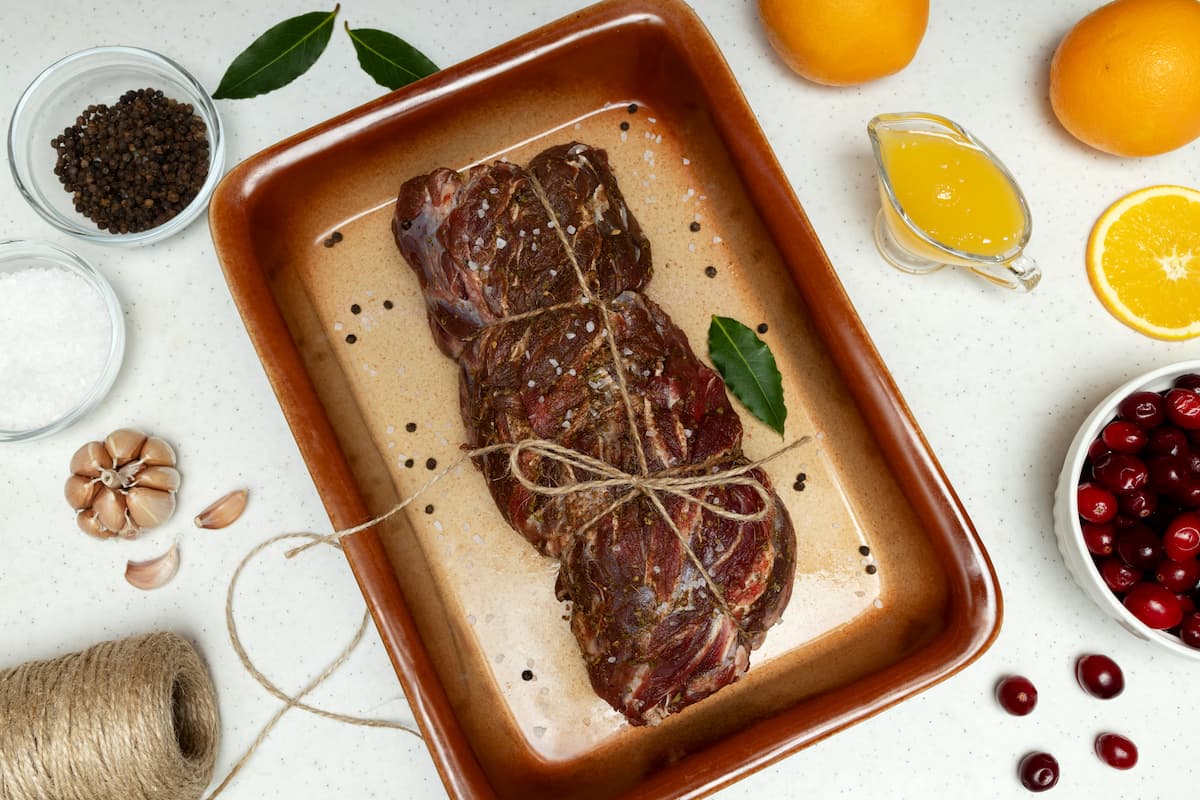 Bridar: la técnica de atar carnes para una cocción perfecta