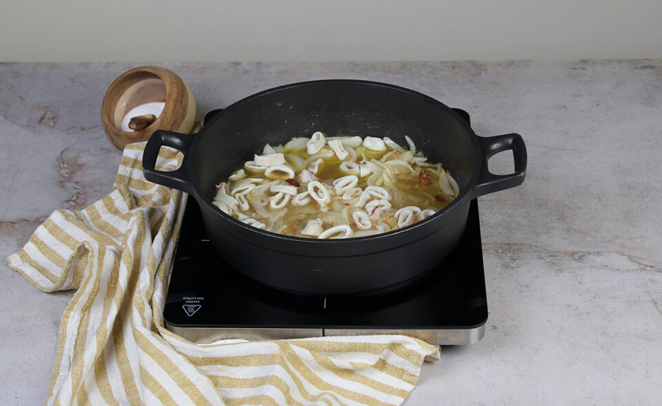 arroz con calamares encebollados coccion