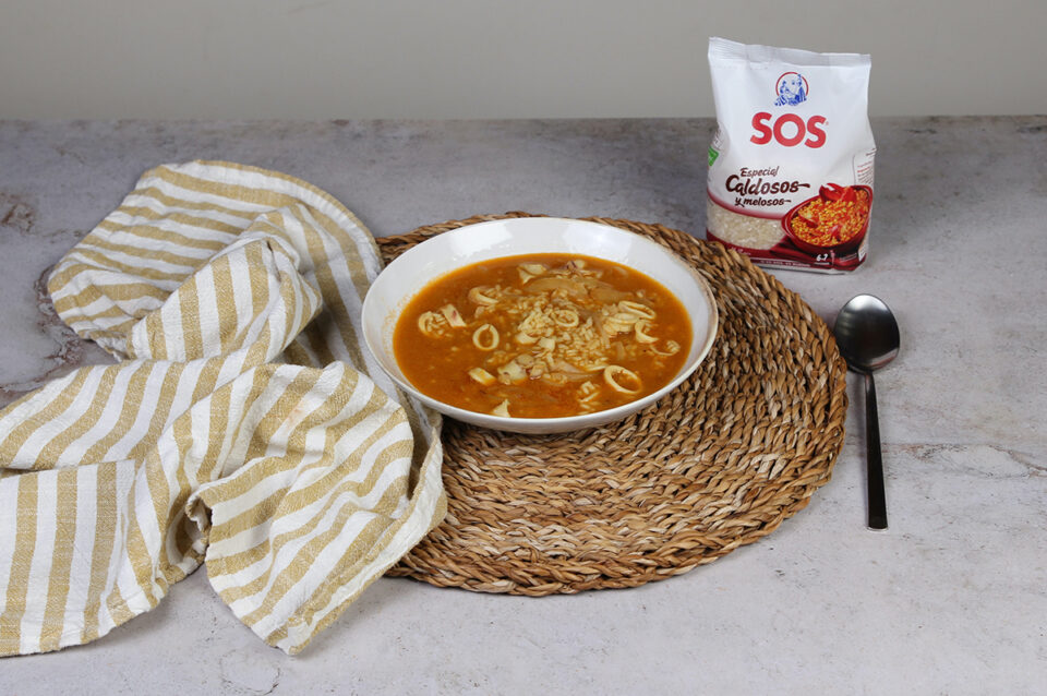 arroz con calamares encebollados emplatado