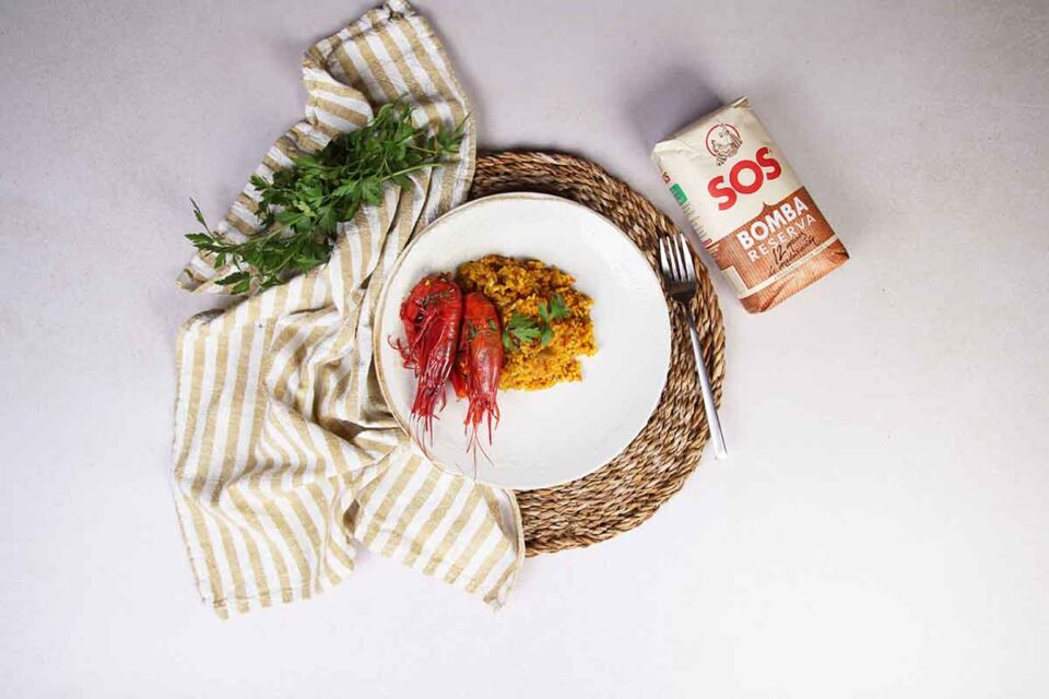 paso a paso arroz con carabineros emplatado