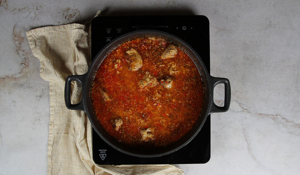 Incorporar especias en arroz caldoso con costillas