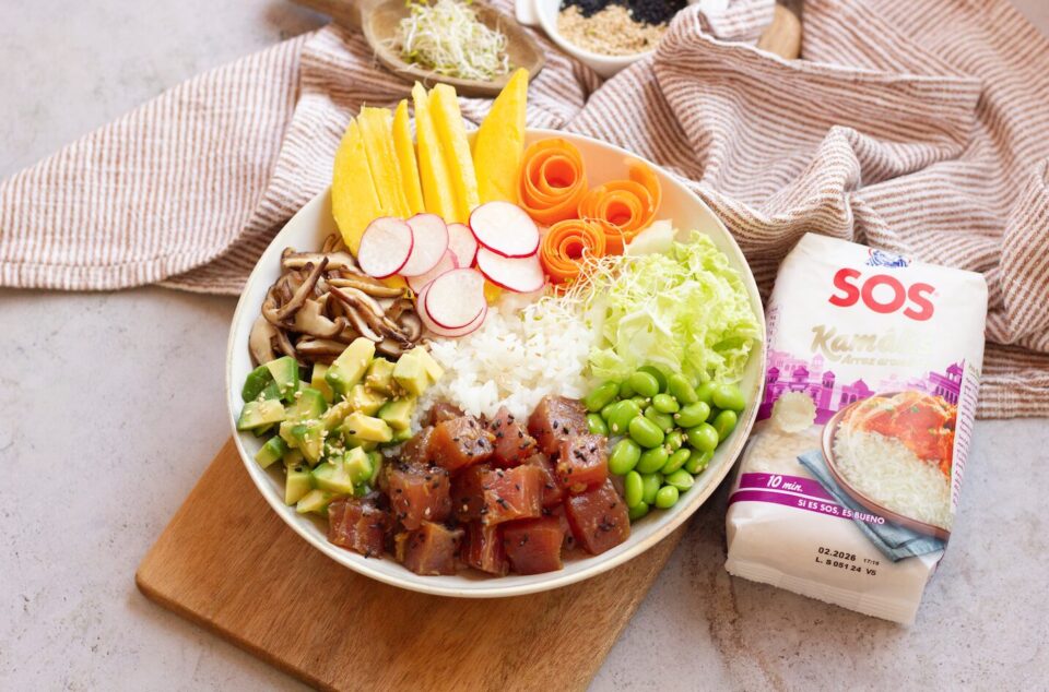 Receta de poke de atún con aguacate y mango