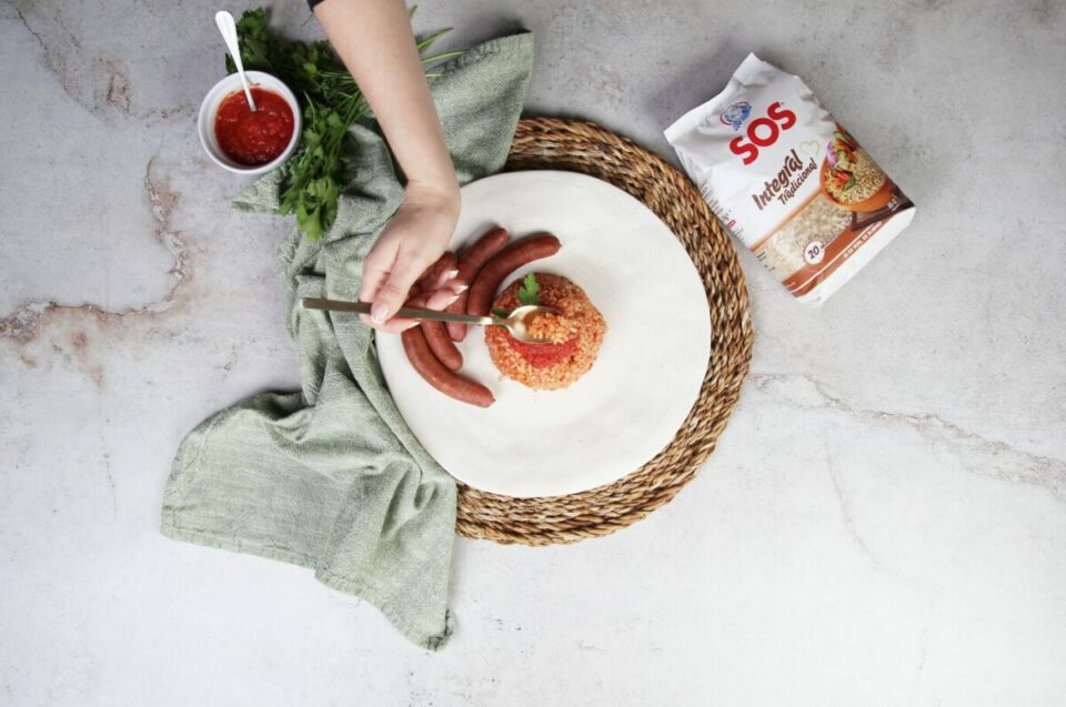 Emplatar y disfrutar del arroz con tomate y salchichas