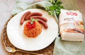 Arroz con tomate y salchichas