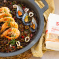 Fideuá negra con calamares y gambas