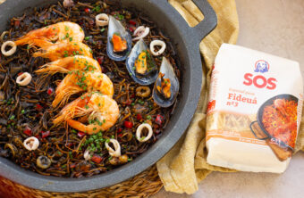 Fideuá negra con calamares y gambas