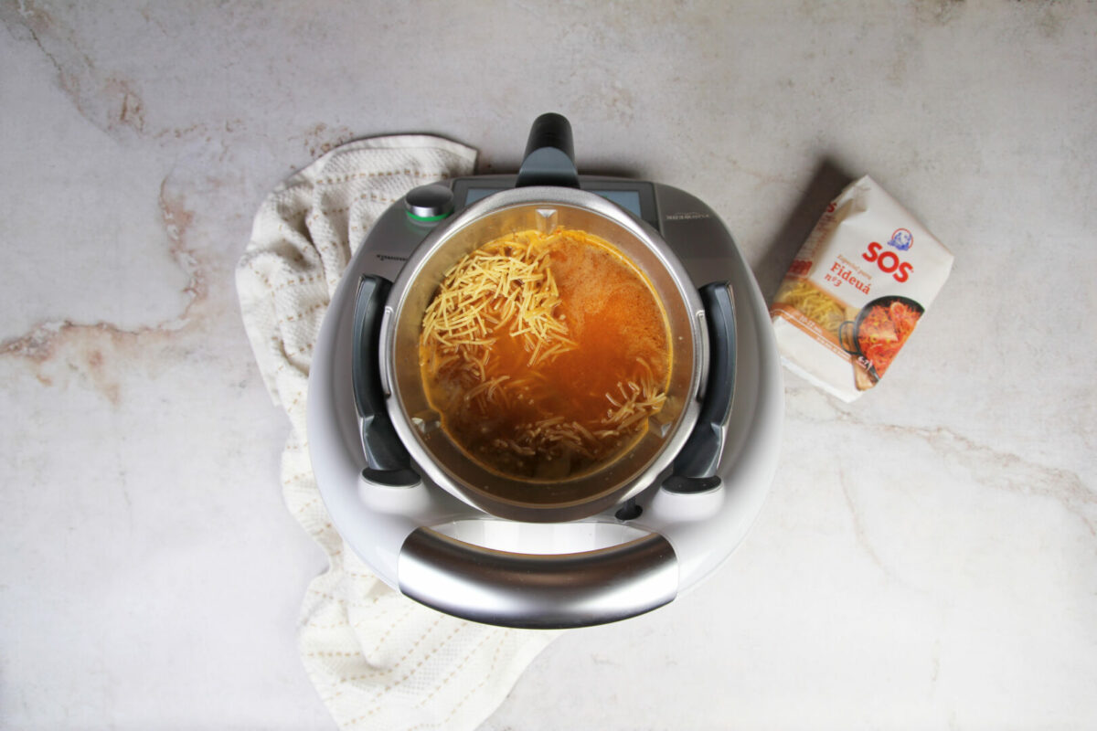Añadir los fideos