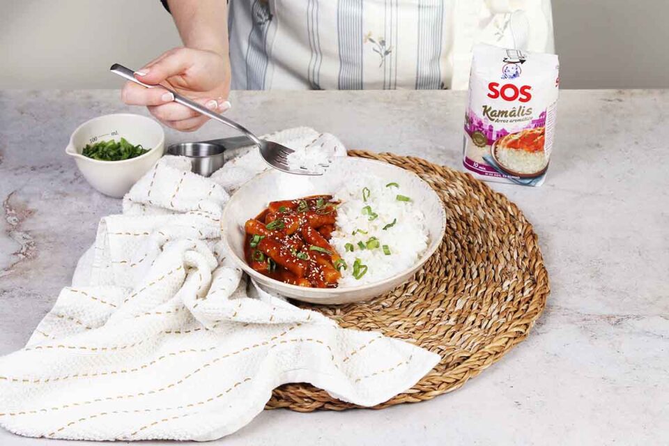 paso a paso pastel de arroz coreano emplatado