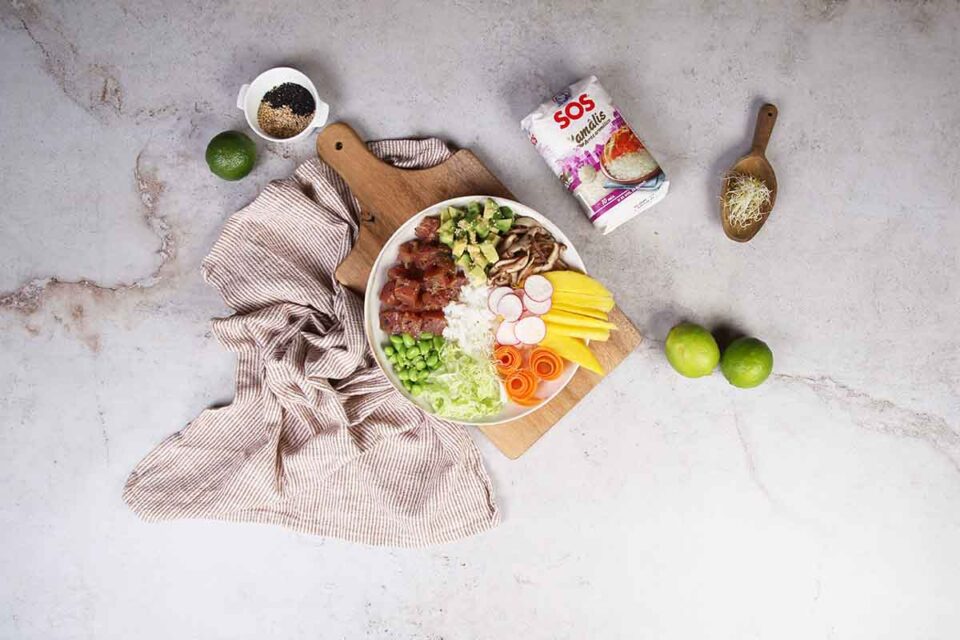 paso a paso poke de atún montaje