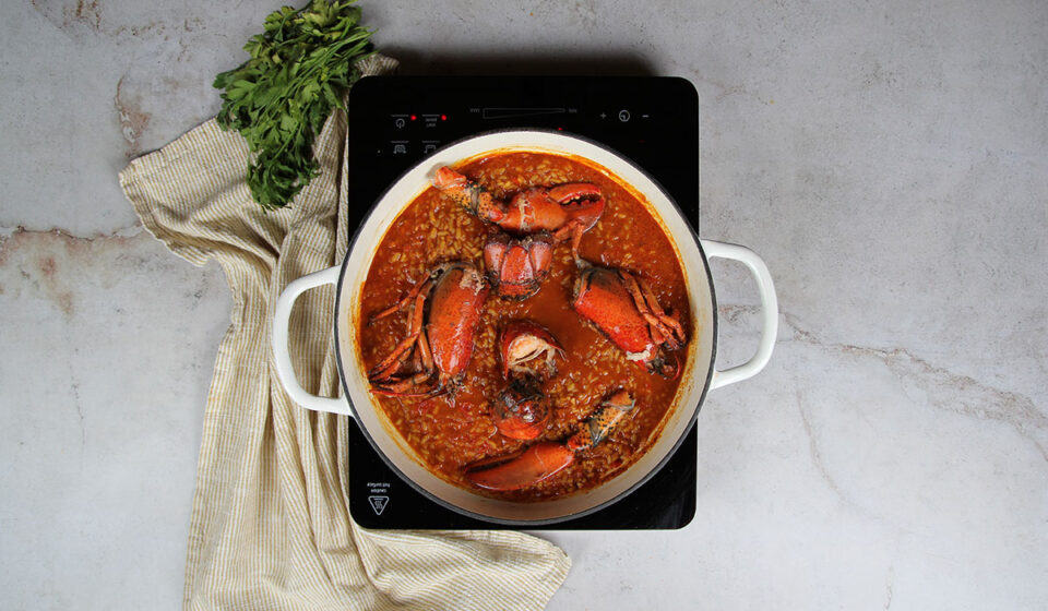 Incorporar bogavante para Arroz con bogavante de la Abuela