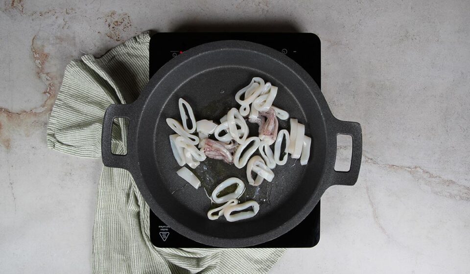Cocinar calamares para Fideuá al horno