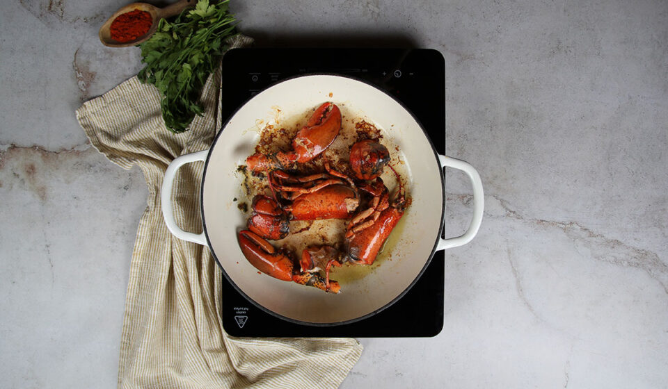 Sofreír bogavante para Arroz con bogavante de la Abuela