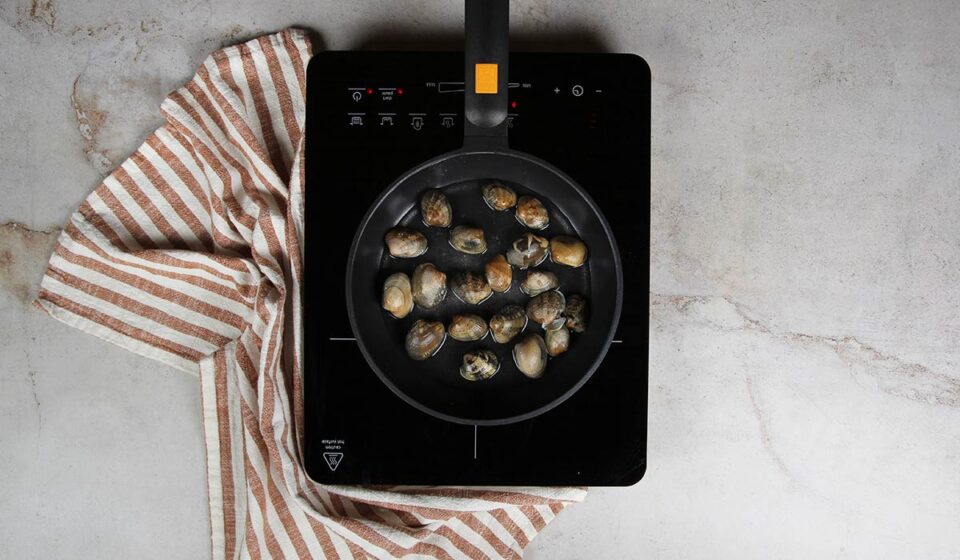 Cocinar almejas de la Fideuá de marisco de la abuela